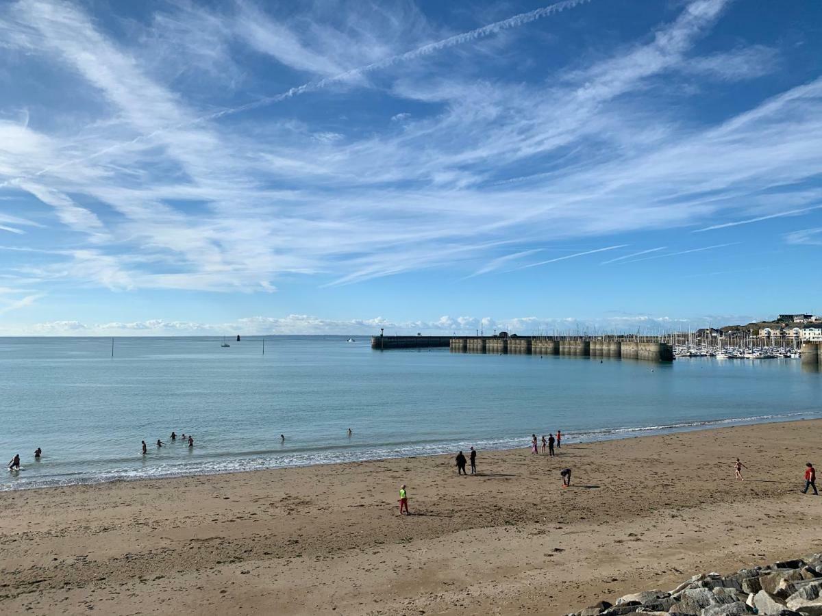 Les Pieds Dans L'Eau Acces Direct A La Plage ! Granville Exterior foto